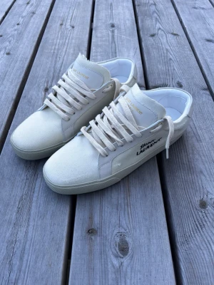 Saint Laurent Court lows - Tja! Säljer ett par riktigt feta saint Laurent court lows. De är i färgen cream/vit i storlek 43. Har kvitto och orderbekräftelse digitalt och är 100% äkta, har tyvärr ingen box därför det billiga priset. De är bara att fråga om man har nån fundering 🤩 Även öppen för byten bara att komma med förslag