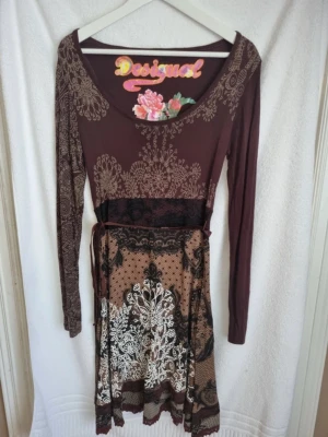Brun klänning - Desigual brun klänning i storlek L men liten i storlek, mer som en M. (Mörkare brun i verkligheten än på bilden.) Fint begagnat skick.