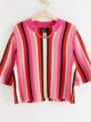 Lindex randig stickad kortärmad tröja topp - 🩷❤️Så härlig randig vår/sommar stickad kortärmad tröja/topp i rosa toner. Rak, boxig passform med kort ärm och ribbad krage.  Mjuk och lite grövre stickad kvalitet.  Material: 60% bomull, 40% akryl  Använd fåtal gånger  Storlek S (Som en S/M)🩷❤️