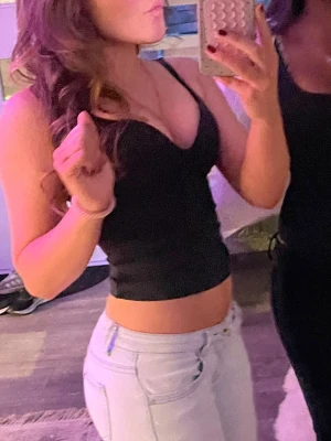 Zara fest topp - Så snygg populär Zara topp i svart storlek S! As snygg i alla olika tillfällen. Bra skick endast andvändt ca tre gånger. 