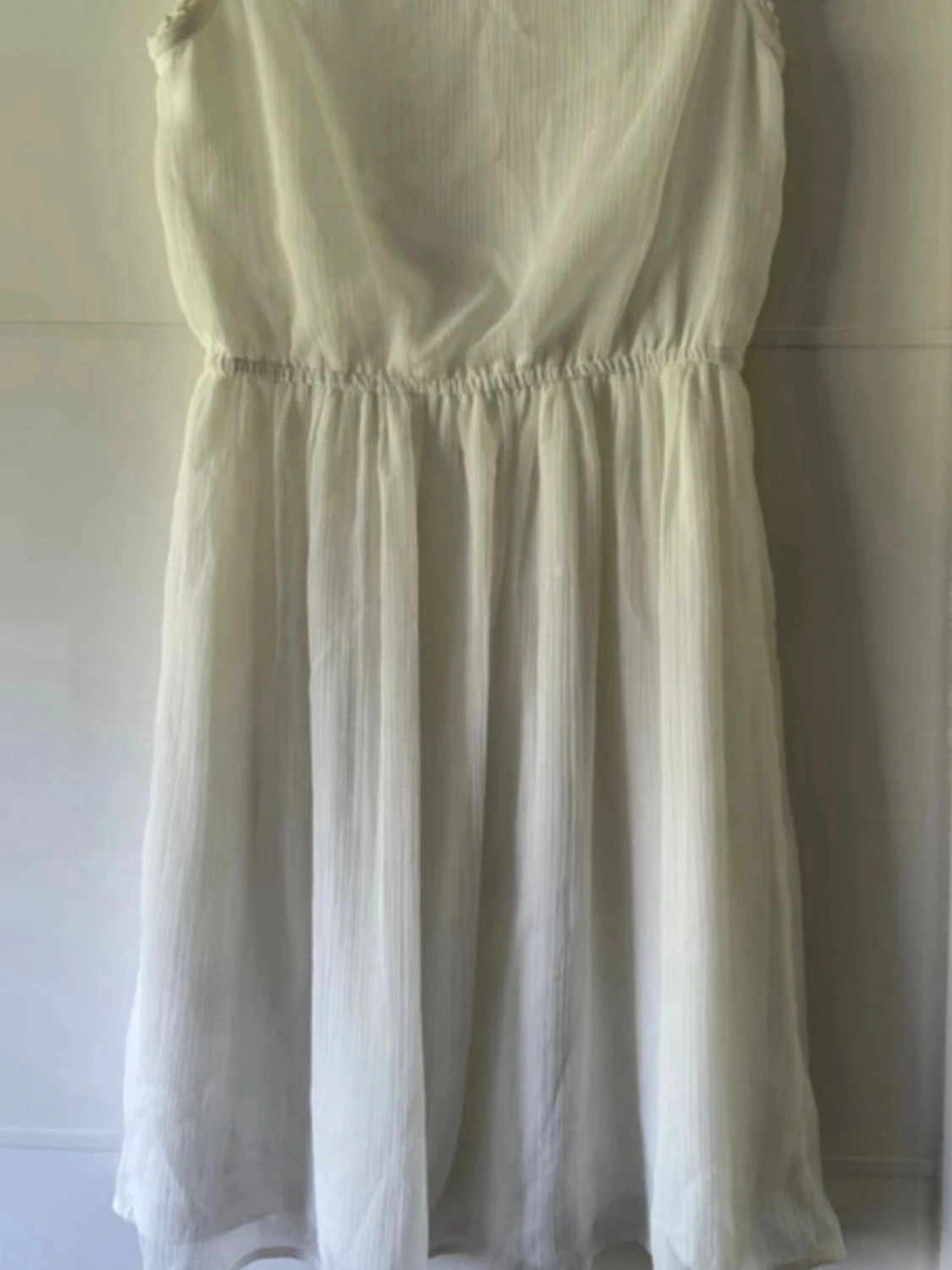 Vit ärmlös klänning med spetsdetalj - 1