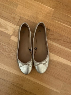 Guldiga ballerinaskor - Så snygga! Kom med prisförslag 💕💕