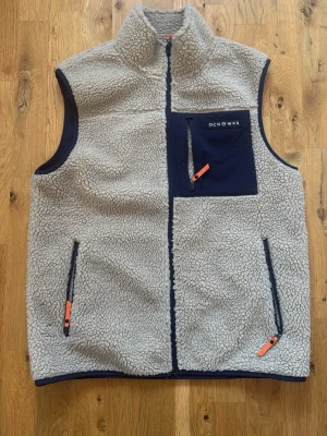 Väst OceanWorks - Beige tjock väst. Säljer då den ej används. Endast använd max 10ggr