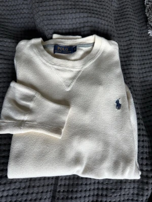 Ralph Lauren skickad tröja - Säljer en vit/krämvit stickad tröja från polo Ralph Lauren. Bra skick, nopprig men har inte större defekter som hål eller så. Storlekslappen sitter lite löst i övre högra hörnet. Skickar oftast inom ett dygn. Köp gärna bundle för rabatt. 