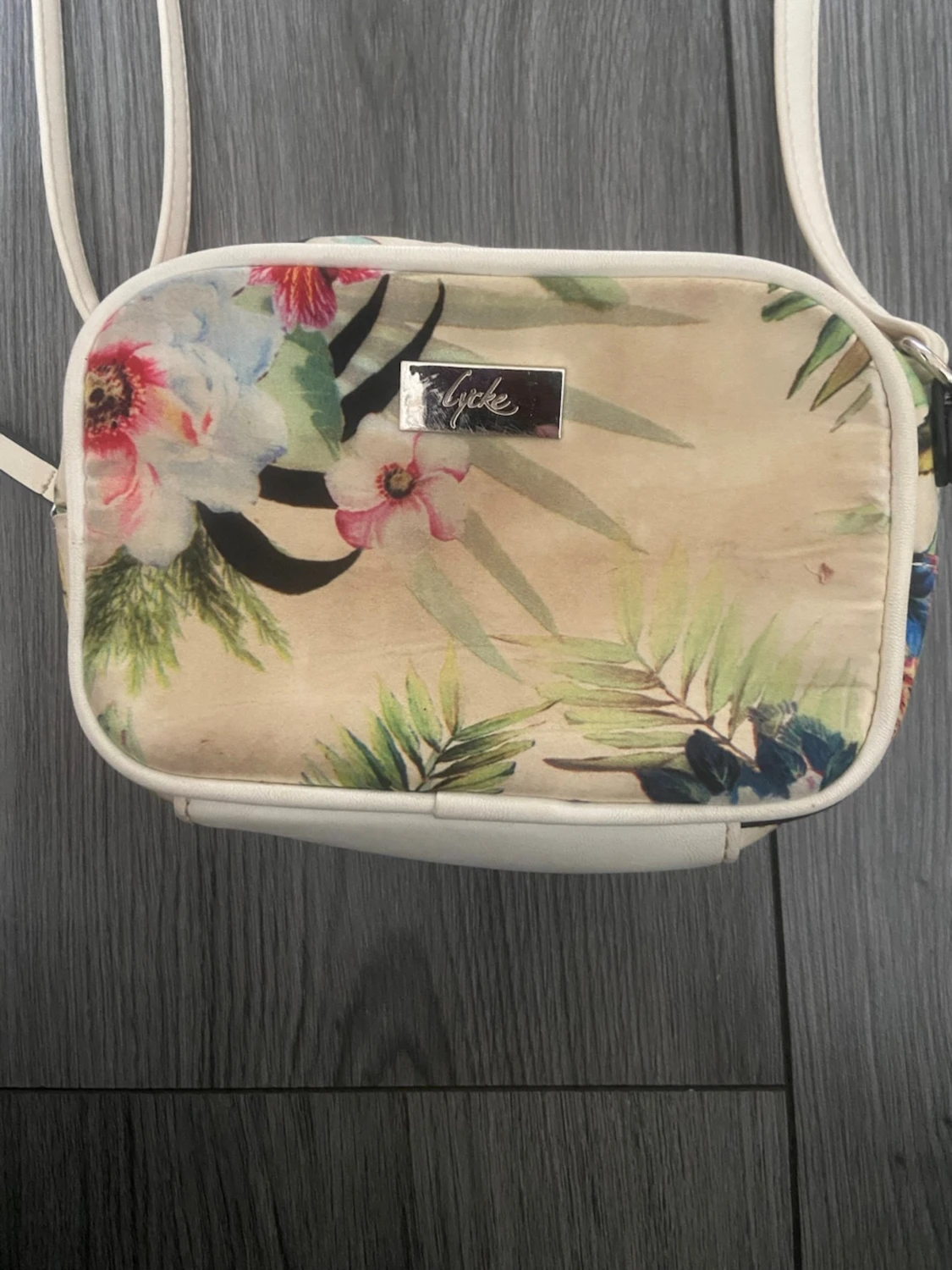 Blommig axelväska från Lycke - 1