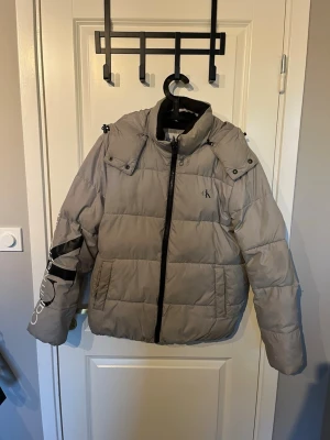 Calvin Klein jacka - Sliten på ena armen men riktigt snygg  
