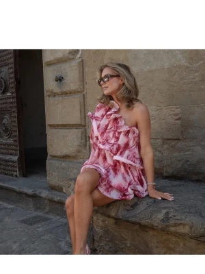 NAKD offshoulder klänning - Säljer denna fina rosa offshoulder klänning från Lovisa Wallins kollektion med NA-KD. Superfin klänning som endast är använd vid ett tillfälle, så är i väldigt fint skick 🩷