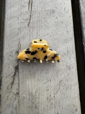 Mönstrad hårklämma - Snygg mönstrad hårklämma med silikon på insidan som skapar en antislip funktion. Håller sig på plats hela dagen🤩