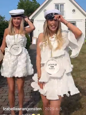 Student klänning Nakd - Vit studentklänning från Nakd x Lovisa Wallin köpt förra året💞 Inga skador eller fläckar, köpt för 800💞