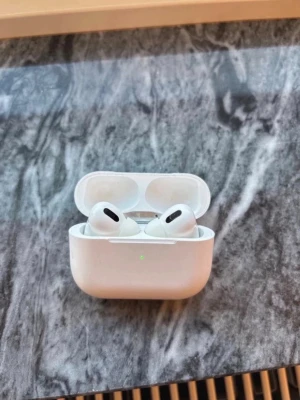 Hörlurar - Säljer ett par vita hörlurar. Perfekta för musik, samtal och träning. Laddare USB-C ingår.