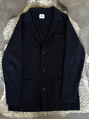 John Henric Cardigan - Nyskick - Tja. Säljer denna extremt fina John Henric tröja i riktigt fint skick, inga tecken på användning. Säljer för riktigt bra pris. Storleken är S men passar mer M. Tveka inte på att ställa frågor! 👌