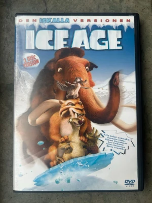 Ice age 2 disc version dvd - Ice Age (2-Disc Version) DVD. Filmen har svenskt tal med rösterna av Robert Gustafsson, Loa Falkman, Allan Svensson och Björn Granath.   Finns på språk: Svenska, Engelska, Danska, Finska, Norska, Isländska   OBS!! skivorna är begagnade så det kan förekomma repor/hairlines på skivorna, men då jag kollar igenom alla filmer jag säljer garanterar jag att alla funkar felfritt om inget annat står! :)
