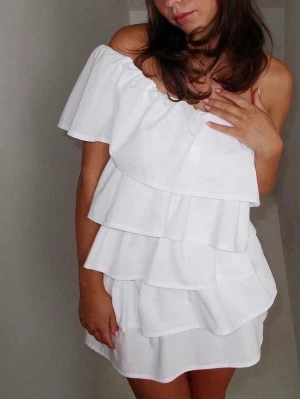 Volangklänning från Anielle  - Säljer min Anielle klänning jag köpte förra sommaren men aldrig hann att använda, så endast testad! Supersnygg och perfekt för student, konfa eller avslutning. Skriv vid frågor💕 