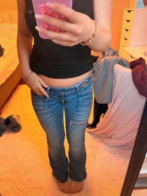 Gina tricot 14+ pleaterd flare jeans - Snygga blå bootcut jeans från Gina Tricot med låg midja och slitna detaljer på benen. Är i bra skick förutom att det är avklippta längst ner, så skulle säga att de passar nån som är 155 och neråt. Pris kan diskuteras. Bara att skriva om ni har några frågor eller har några funderingar! Mvh Amanda❣️