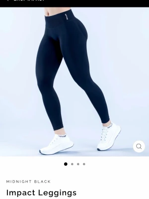 Svarta Impact träningsbyxor från Dfyne - Snygga svarta Impact leggings från Dfyne. Tillverkade i stretchigt material som formar sig efter kroppen och ger en smickrande siluett. Perfekta för träning eller chill. Diskret logga vid midjan.
