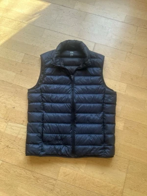 Mörkblå Uniqlo Väst - Tjo 👋! Säljer denna mörkblåa Uniqlo ”Ultra Light Down Vest” i storlek S. Köptes förra våren och använd sparsamt. Perfekt nu till våren under en hoodie eller t-shirt. Släng iväg ett pm så kan pris diskuteras! /TA