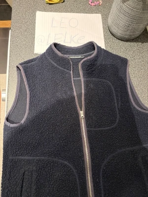 J.lindeberg väst - Säljer västen pågrund av att den ej används, storlek M kan tänk mig att gå ner i pris vid snabb affär.