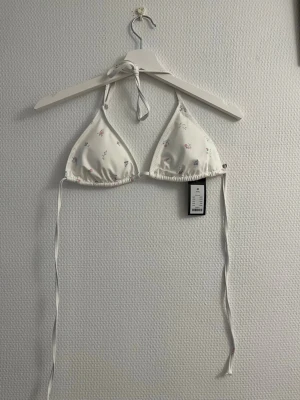 Vit blommig bikini  - En helt ny bikini från lager 157 i storlek M med prislapp kvar.💗