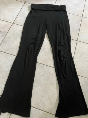 Yogapants  - Svarta lågmidjade yogapants, lite slitna längst ner💗