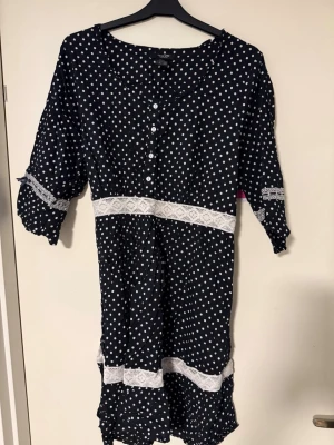 Enkel vardagsklänning - En enkel vardagsklänning som skulle vara skön till sommaren med snöre på sidorna som man kan knyta bak eller fram till.