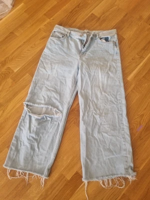 Jeans - Ett par ljusblå jeans i modell wide från Junkyard i fint skick. 