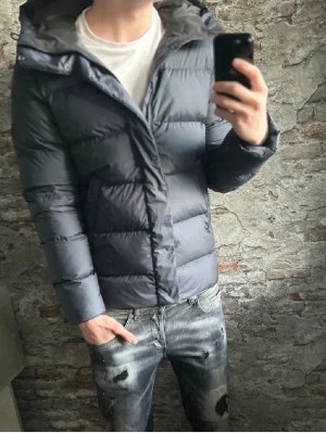 J.Lindeberg Pufferjacket - Mycket fint skick, inga defekter. Storlek 48/S passar dig som är mellan 175-185cm ungefär. Nypris ca 4000kr. Modellen är 185 cm, 79 kg. Självklart äkta - Kolla bara recensionerna! Passar bra nu till vintern. Skriv för mer information!🤝