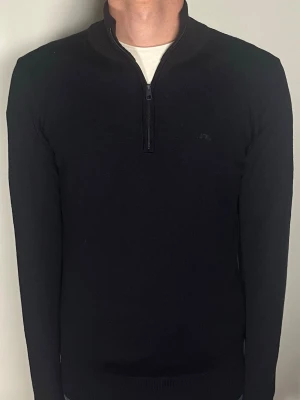 J.Lindeberg halfzip - Säljer en ritkigt snygg och trendig J.Lindeberg halfzip i fint skick, storlek M men sitter som S, vid frågor är det bara att skriva //Gramenti