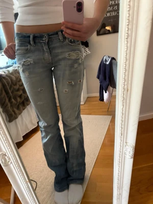Ljusblå slitna bootcut jeans - Midjemått: 36 Innerbenslängd: 80 🩷