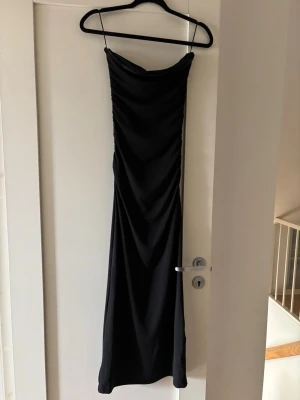 Långklänning - Från New yoker storlek 34 har scrunch i sidan så formar sig väldigt fint 