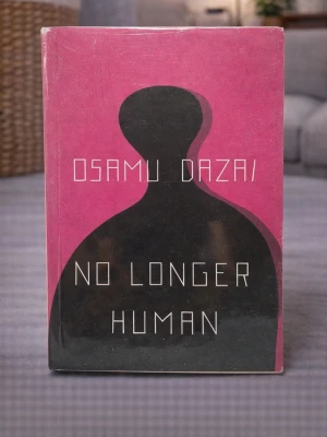 No Longer Human (Brand new, in English) - Skick: Helt ny bok. Omslag: Pappercover. Storlek: standard (inte pocket). Förpackning: I sitt originala plastomslag. Från: Stockholm. Snabb leverans inom Sverige.
