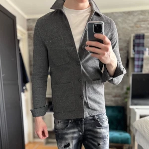 Overshirt - Mycket bra skick, inga defekter! Passar dig som är mellan 170-180cm ungefär. Modellen är 185 cm, 75kg. Passar bra nu till våren! Skriv för mer information!🤝