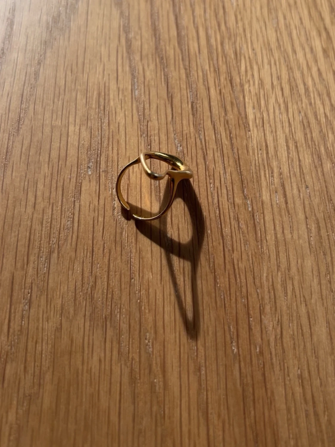Modern guldpläterad ring i vågig form - 1