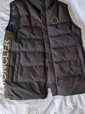 Moncler väst - Varm väst från Moncler. Köpte den i höstas men den är lite för stor för mig. Pris kan diskuteras vid snabb affär