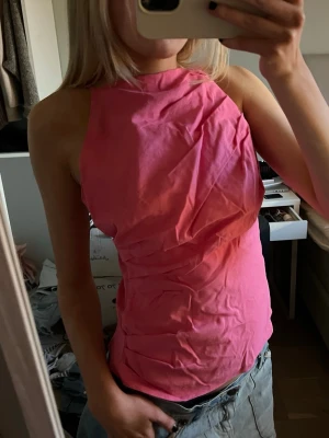 Rosa backless topp  - Lappen är bortklippt men märket är Lindex, storlek S. 