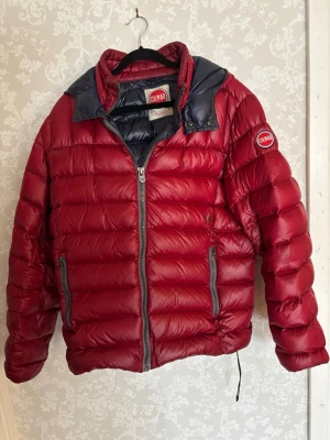 Colmar jacka - Säljer en riktigt fet och unik Colmar jacka😻Storlek: 48👍 Jackan har småskador som syns på bilderna men absolut inget som påverkar helhetsintrycket☺️Släpper billigt då jag vill bli av med den.