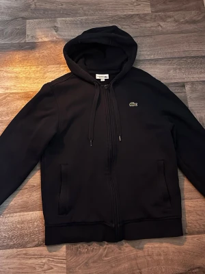 Lacoste kofta  - Använd 3-4 ggr, storlek M, super skick 