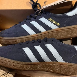 Adidas Spezial navy sneakers - Helt nya , säljes pga för liten storlek
