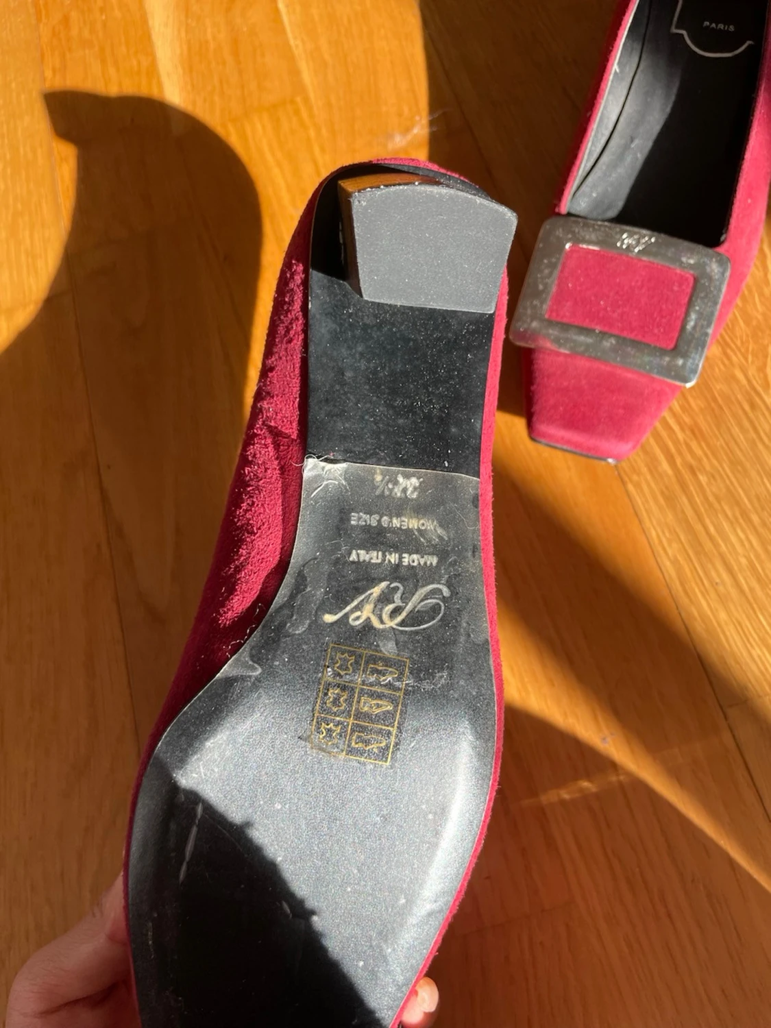 Roger Viver Vinröda mockapumps med fyrkantig detalj - 5