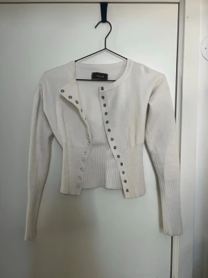 Alessa kofta - Köpt på Plick men inte kommit till användning. Den har lite fläckar tyvärr.