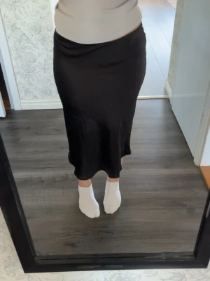 Svart silkes/satin kjol  - Beställde nyligen och fick hem den idag, men var inte som jag tänkte mig. 