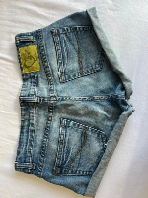 Lågmidjade jeansshorts - Snygga lågmidjade jeansshorts som är avklippta från stradivarius💓Står ingen storlek men passar xs-s🥰