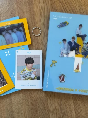 TXT The Dream Chapter: STAR album - Säljer boken 'The Dream Chapter: STAR' av TOMORROW X TOGETHER. Boken har ett blått omslag med färgglada illustrationer och bilder på medlemmarna. Ingår gör fotokort och extra bilder med gruppen. Perfekt för dig som gillar K-pop och samlar på TXT-merch. Ni får allt som finns på bilden, skriv om ni har frågor eller vill ha fler bilder!