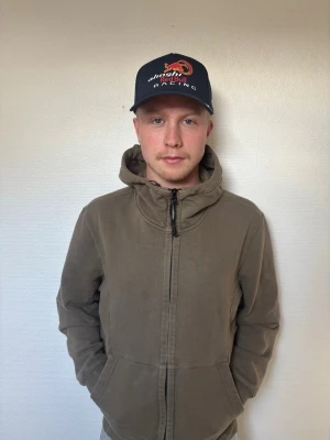 Beige hoodiejacka med glasögon i huvan - En fet cp company kofta som jag aldrig använder där är en söm som gått upp i fickan annars är den i grymt bra skick 