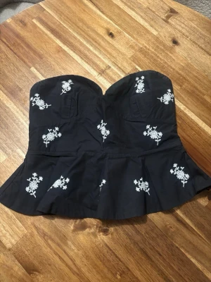 Söt topp - Super fin topp från Zara i storlek S. Har dragkedja i sidan.