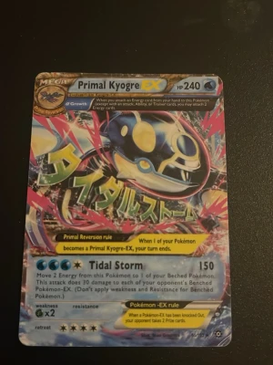Primal Kyogre EX Pokémonkort - Säljer ett Primal Kyogre EX samlarkort från Pokémon TCG. Kortet har en färgstark design med blå, gul och rosa detaljer och japansk text på framsidan. Perfekt för dig som gillar att samla eller spela Pokémonkort.