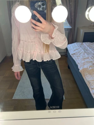 Svarta jeans  - Säljer ett par svarta jeans som jag har växt ur.  med fin broderad ficka och vit söm.🌸🌸