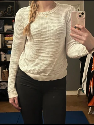 Vit stickad tröja från Vila - En vit stickad tröja från Vila i storlek S🤗 obs! Tröjan har 2 små missfärgningar som ej gått bort i tvätten (se bild 3 & 4). Däremot syns missfärgningarna knapp (se resten av bilderna)🌸