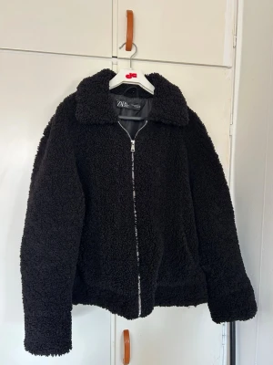 Teddyjacka ZARA  - Pälsjacka från Zara, använd endast ett par gånger, är fortfarande väldigt fint skick. Köpt för 500kr