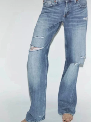 Blå slitna jeans från Zara slutsålda - Säljer ett par blå jeans från Zara med slitningar och hål på benen. Helt slutsålda i dessa storlekar  nya med prislapp på ! 