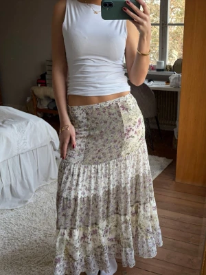 Lång blommig kjol i pastellfärger - Fin långkjol med blommigt mönster i ljusa pastellfärger perfekt till sommaren🥰 Jag är 168